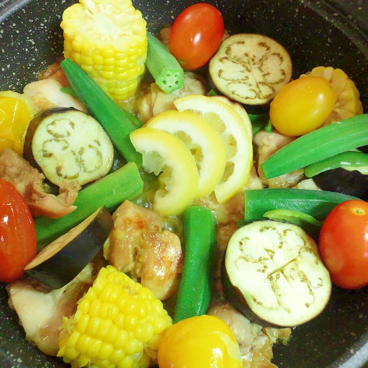 タジン鍋で、簡単！鶏もも肉と夏野菜の蒸し焼き♪